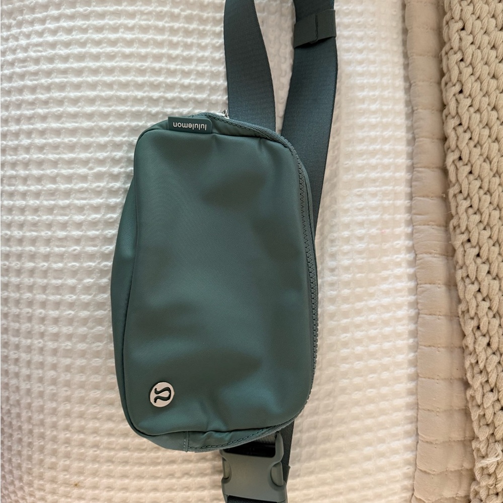 lululemon athletica tidewater teal 1L belt bag